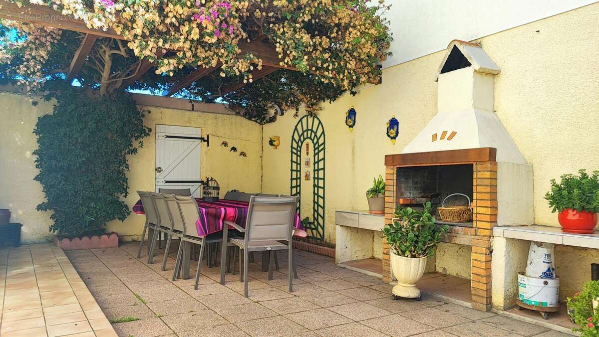 Maison à SAINT-LAURENT-DE-LA-SALANQUE