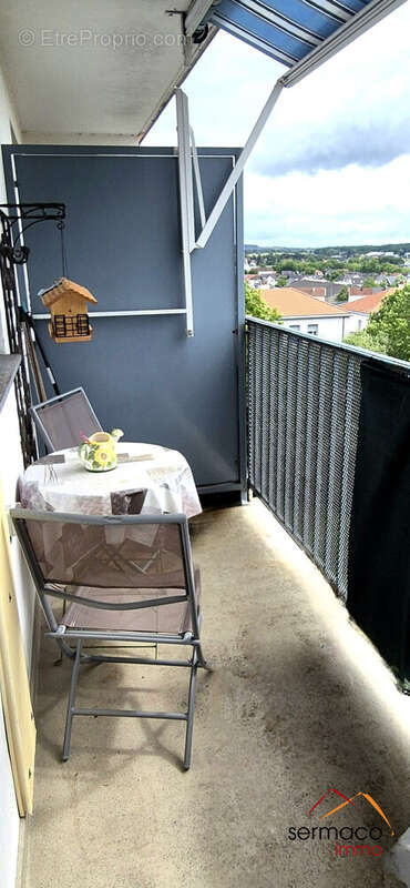 balcon avec store manuel - Appartement à SARREGUEMINES