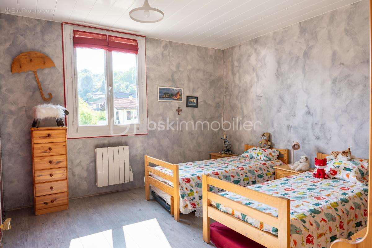 Maison Familiale de 125m² sur les hauteurs de Renage, au calme, dans un cadre verdoyant ! - photo 14