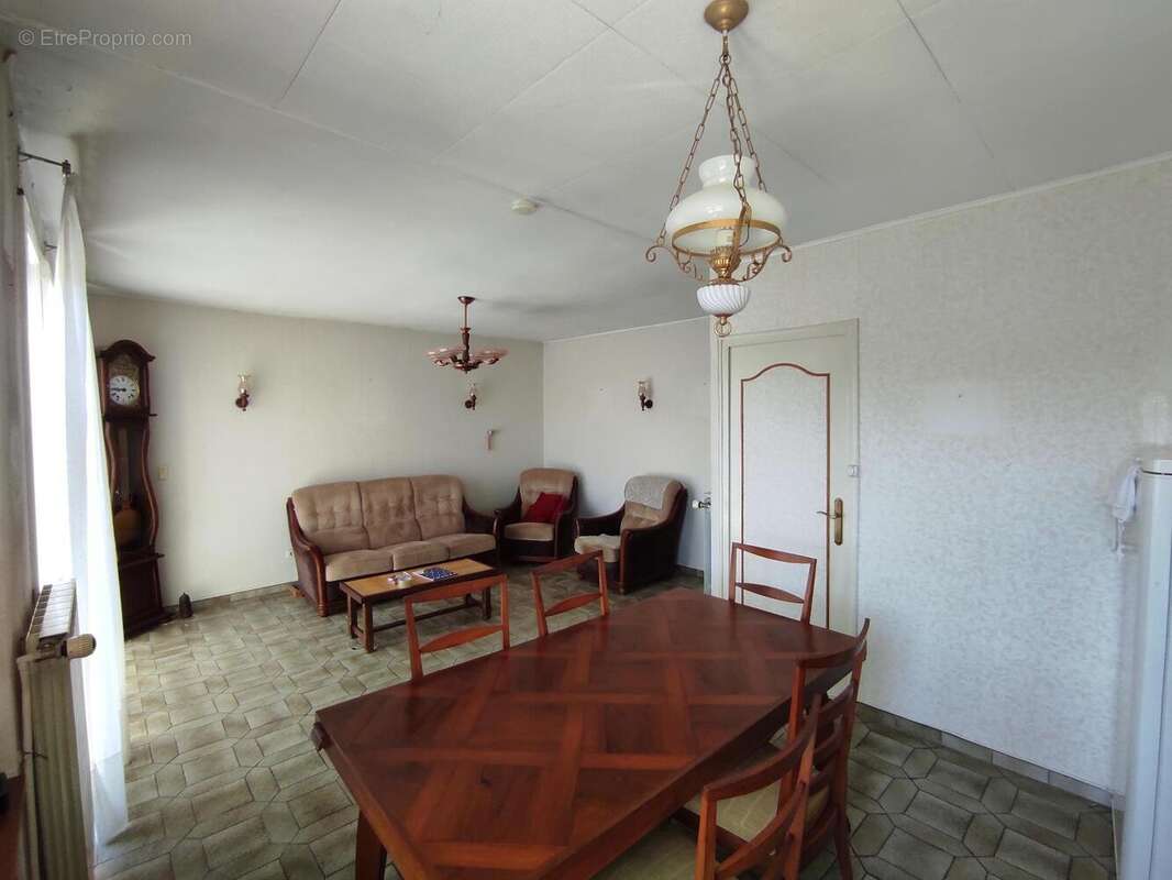   - Maison à MEYZIEU
