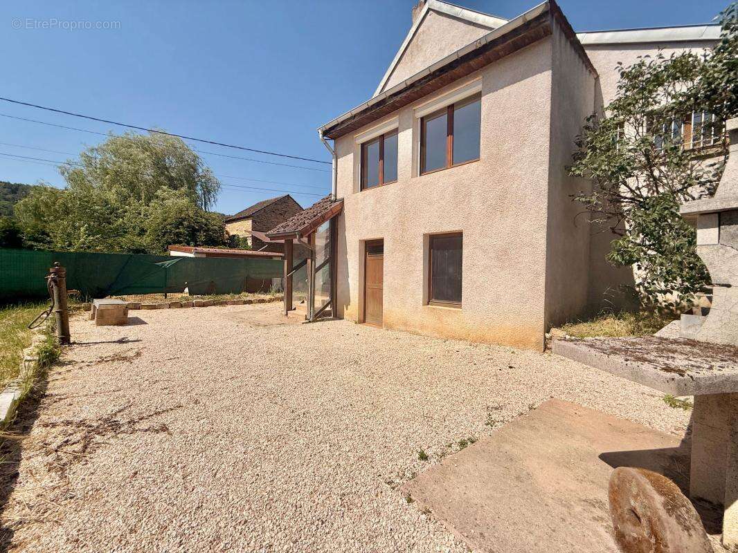 Maison avec 3 chambres et 2 garages sur un terrain de 742m² - photo 4