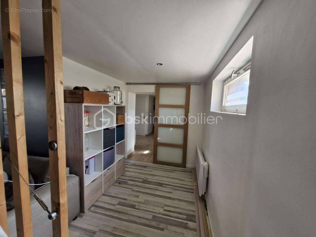Maison familiale, ou bureaux, 8 pièces, lumineuse, au calme – Avec piscine, jardin, terrasses, grand espace de vie, grand parkin - photo 12