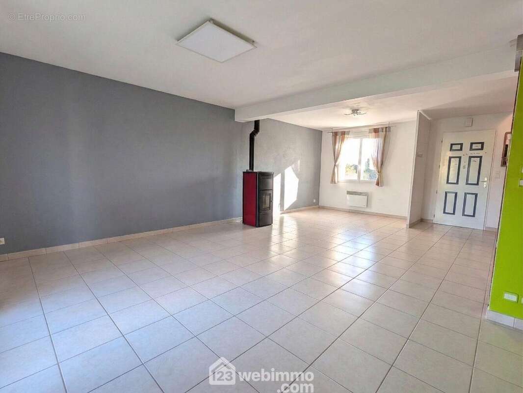 ...salle à manger - Maison à LA POUEZE