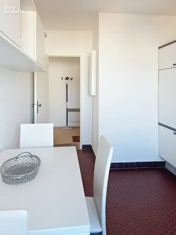 Appartement traversant de 137 m2 ascenseur, balcon terrasse, cave et box - photo 7