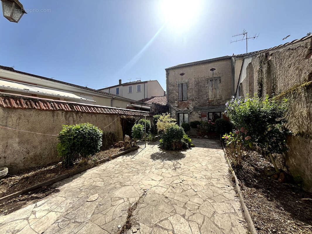 Villeneuve-sur-Lot, à quelques minutes à pied des commodités, un ensemble immobilier rare au coeur de la ville composé de 2 bâti - photo 2