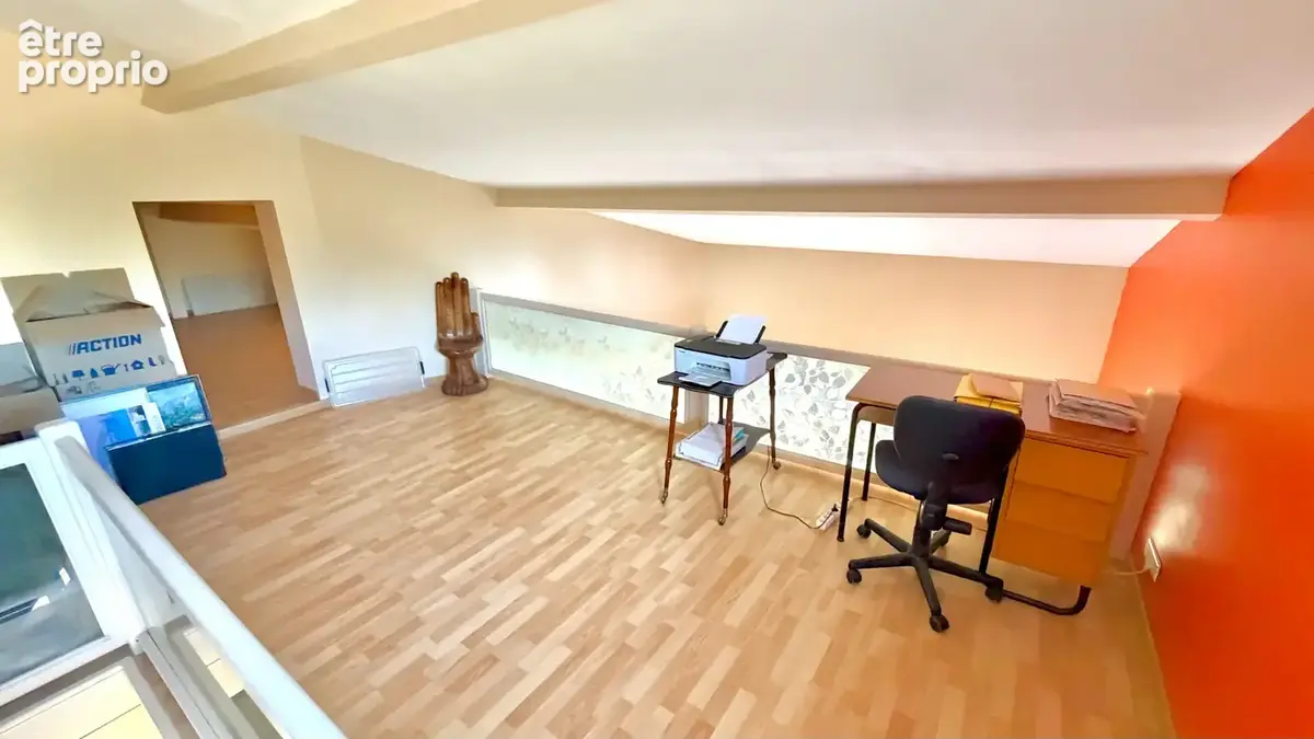 Villa avec piscine sur 800 m² de jardin clos, arboré et paysagé. - photo 14