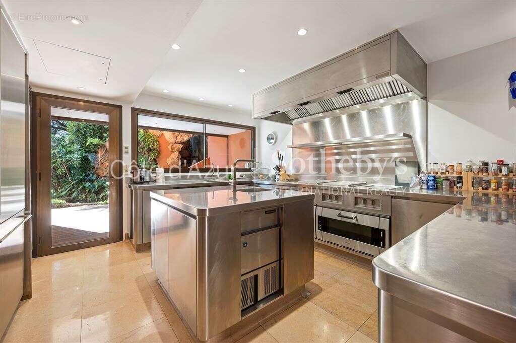 Saint Jean Cap Ferrat, domaine privé avec deux villas, parc paysager, piscine à débordement - photo 16