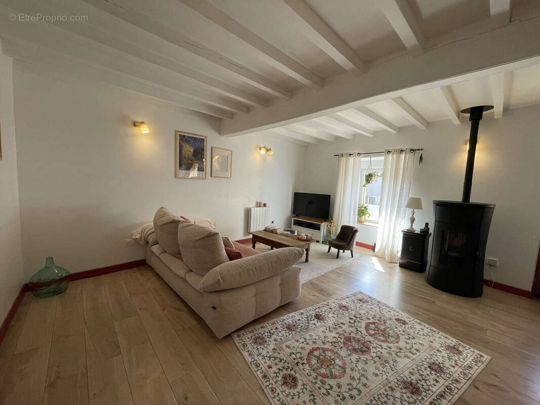 Maison 130 m² à Saint-Cyr-De-Valorges  - photo 8