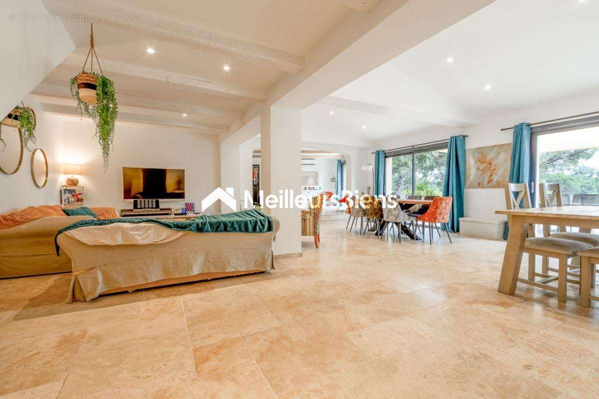 Maison à ROQUEBRUNE-SUR-ARGENS