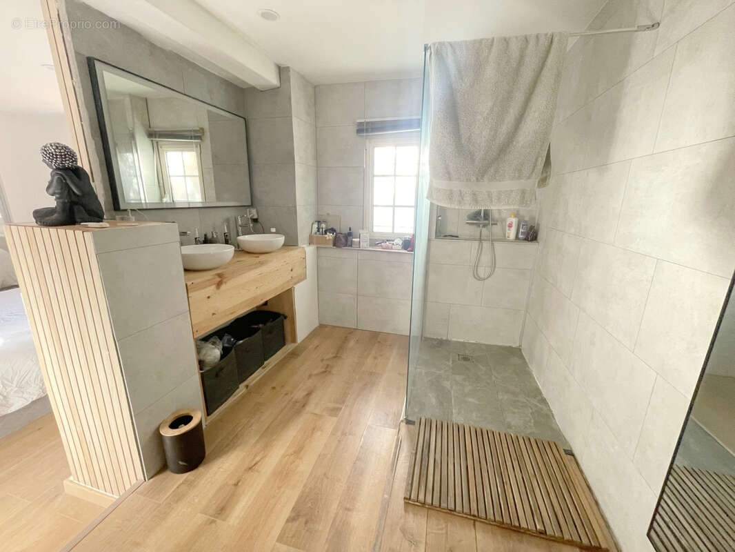 Villa de standing de plain pied de 160 m2 avec piscine + T2 indépendant à Sanary sur Mer sur un terrain de 200 - photo 11