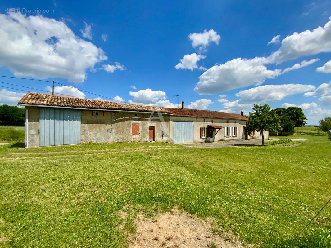 Maison à FONTAINES-D&#039;OZILLAC