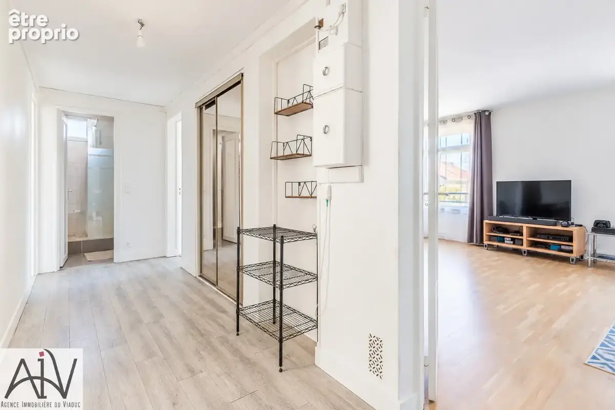 Appartement 5 pièces de 82 m2 avec trois chambres, box et cave - photo 4