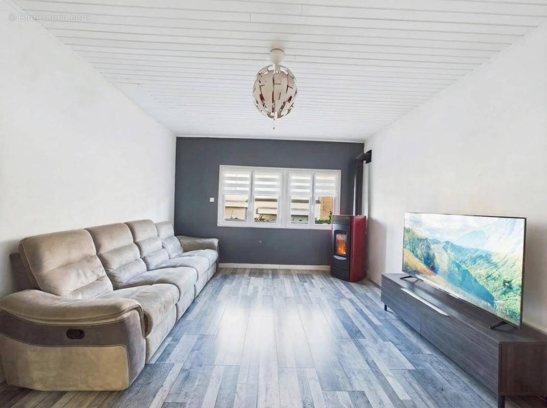 Maison à QUIEVRECHAIN