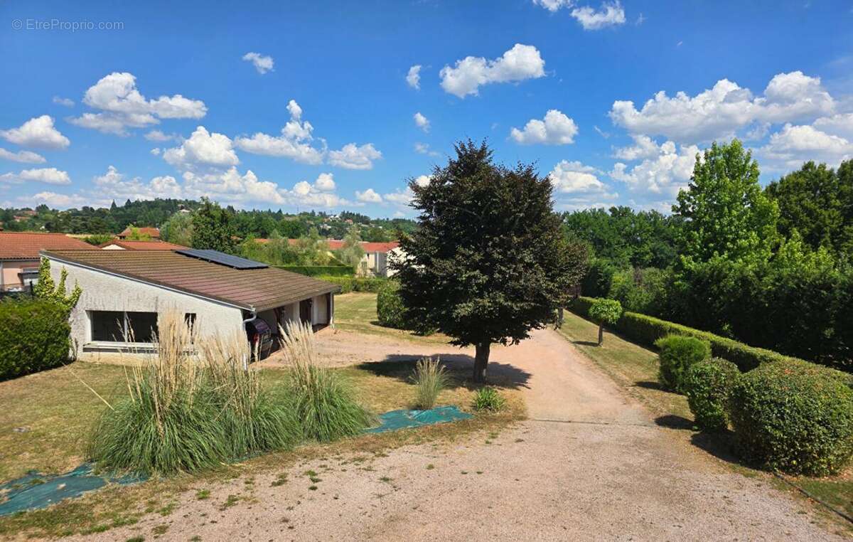 Maison à CREUZIER-LE-VIEUX