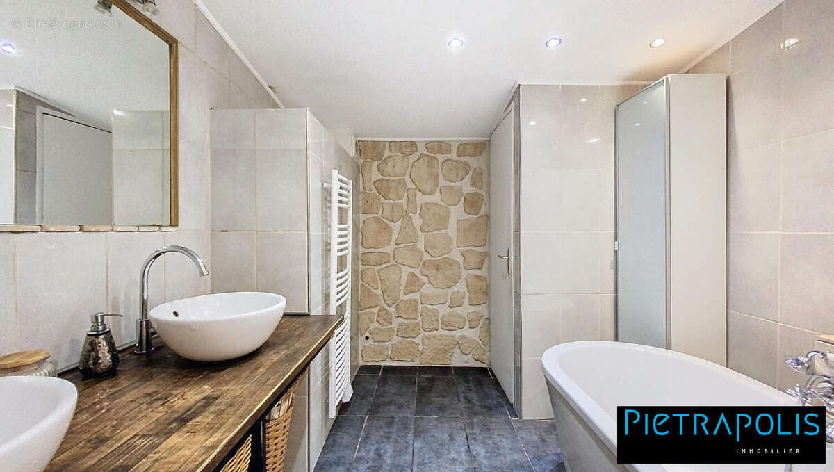 Salle de bains - Appartement à CHARBONNIERES-LES-BAINS