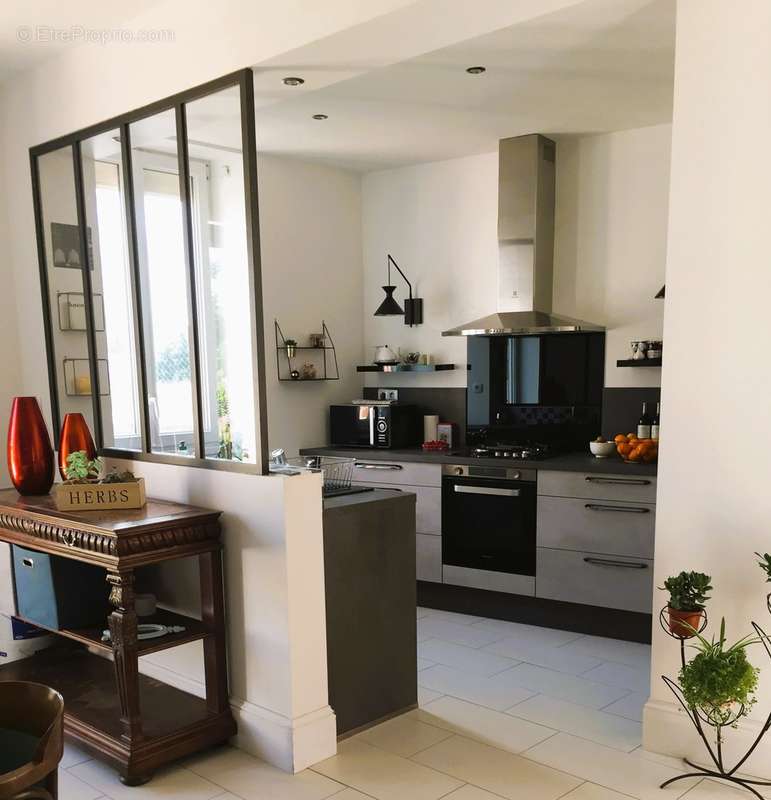 Cuisine A/E avec verrière de 7,35 m2 donne sur la salle à manger de 16,7 m2.