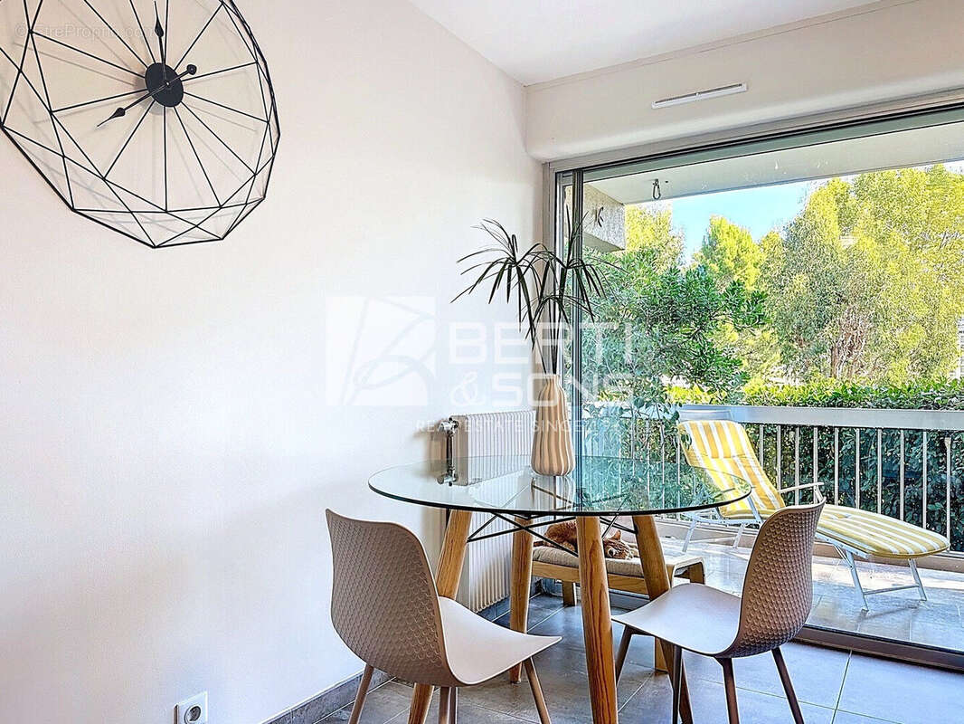 Exclusivite  - appartement 2 pieces renove - terrasse - jardin 100m² - parking - cave - photo 4