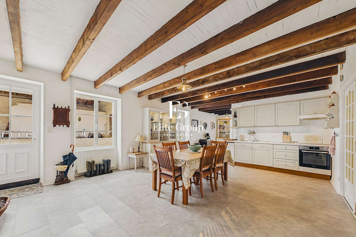 Maison à MONTMOREAU-SAINT-CYBARD