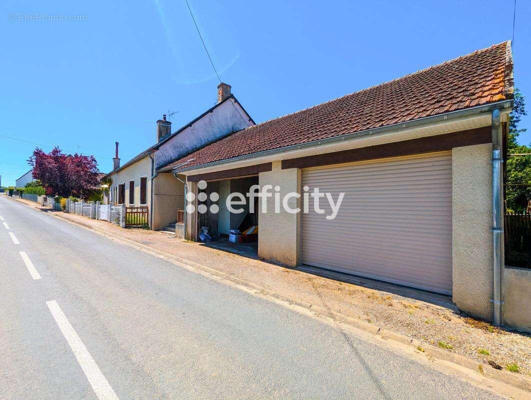 Maison à SAINT-LEGER-SUR-VOUZANCE