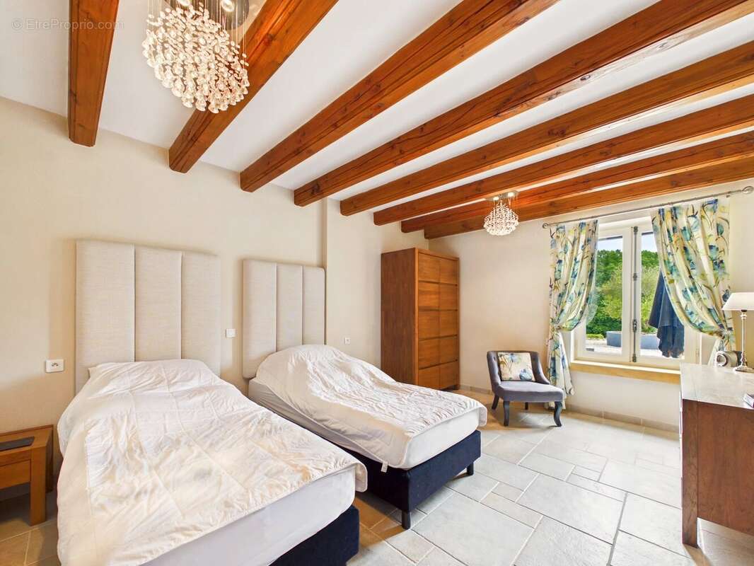Élégante Résidence en Pierre avec Vues Panoramiques et Espaces de Vie Modulables - photo 16