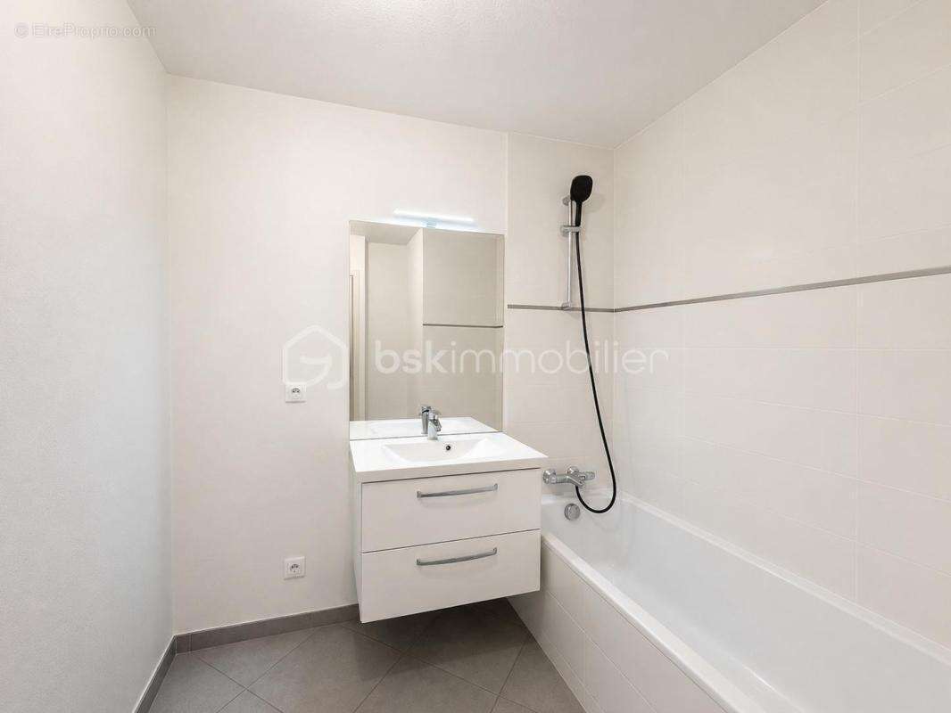 Appartement type 3 - dernier etage - terrasse et vue degagee montagnes - photo 11