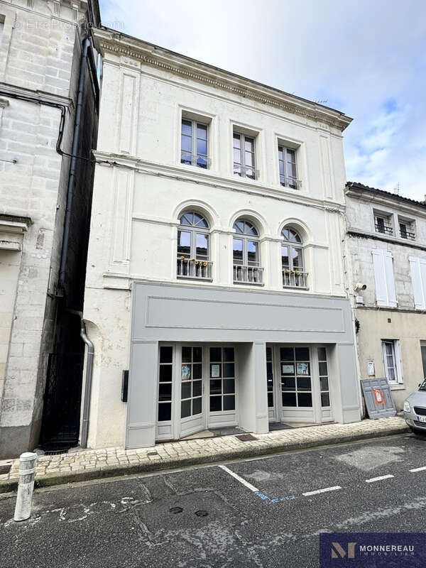 Appartement à BARBEZIEUX-SAINT-HILAIRE