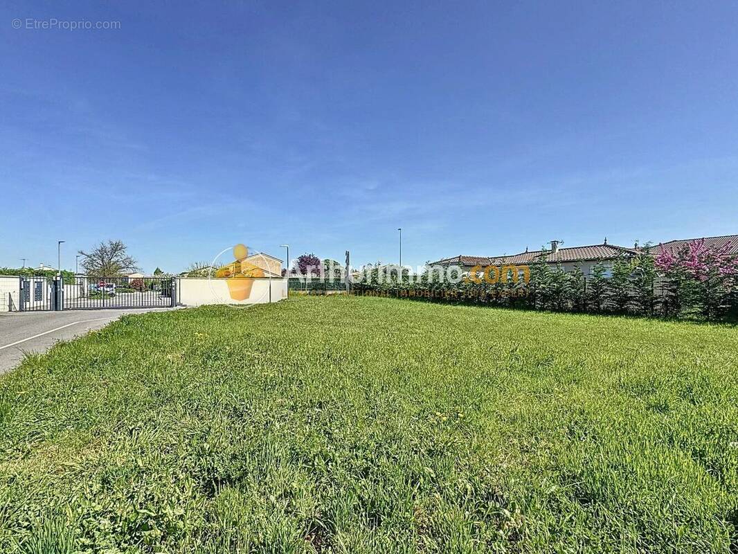 Terrain à SAINT-BONNET-DE-MURE