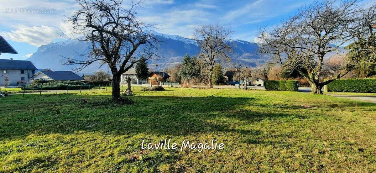 Terrain à SAINTE-HELENE-SUR-ISERE