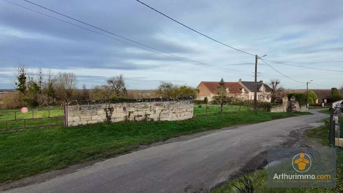 Terrain à AMIGNY-ROUY