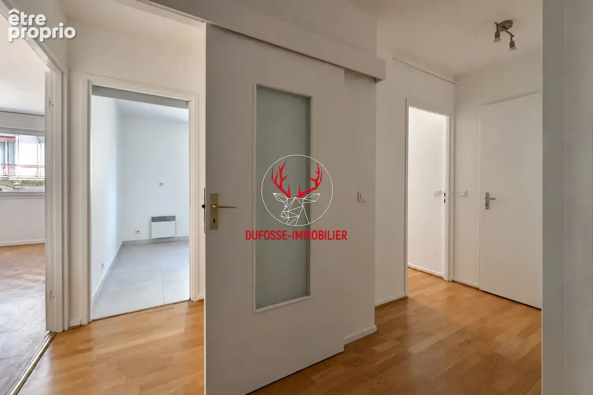 Carré d'or / jacobins - t2 de 57 m² entièrement rénové avec vue sur la place - photo 10
