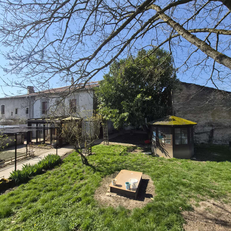 Maison à MOYEN