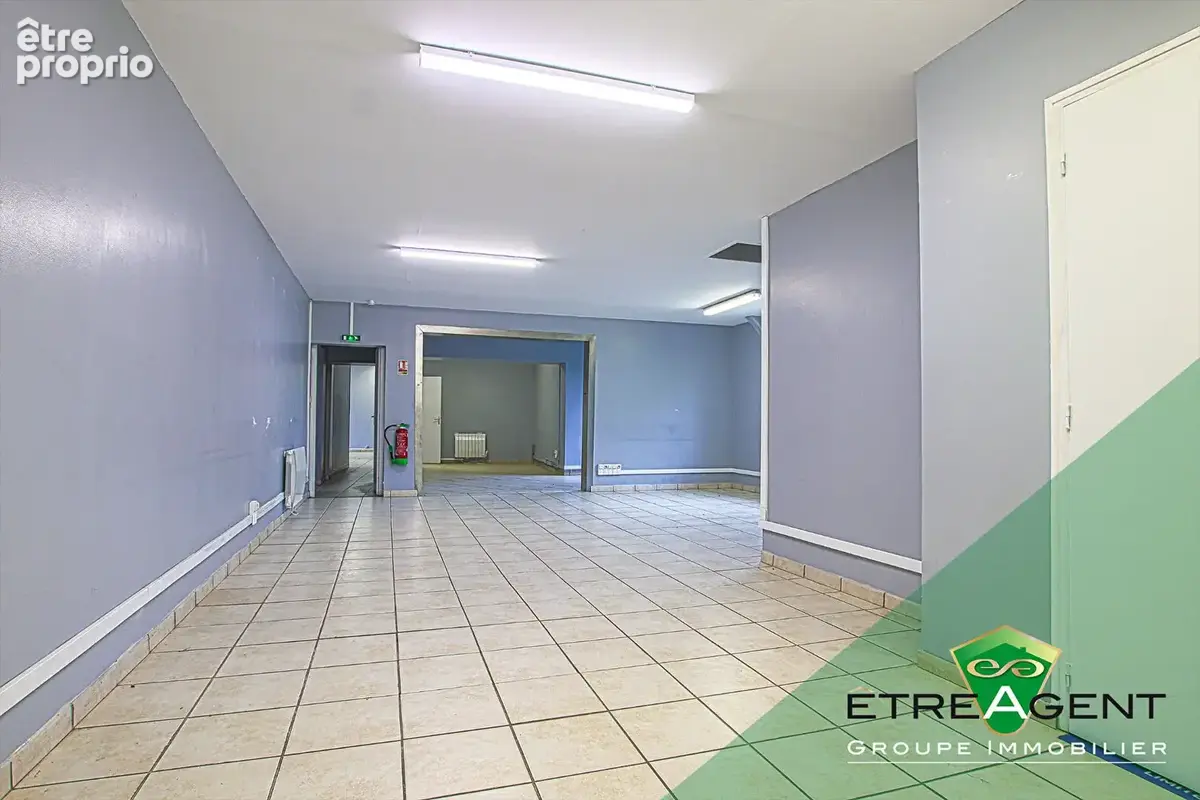 Local commercial 300m² plain-pied avec parking - Charleval - photo 8
