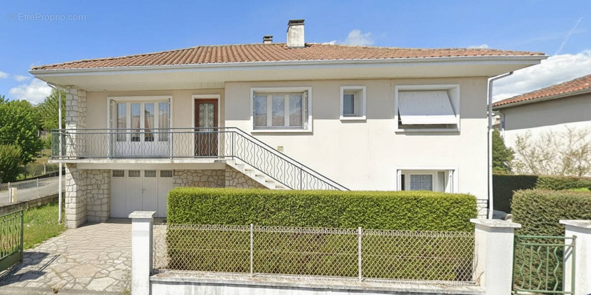 Maison à MONTMOREAU-SAINT-CYBARD