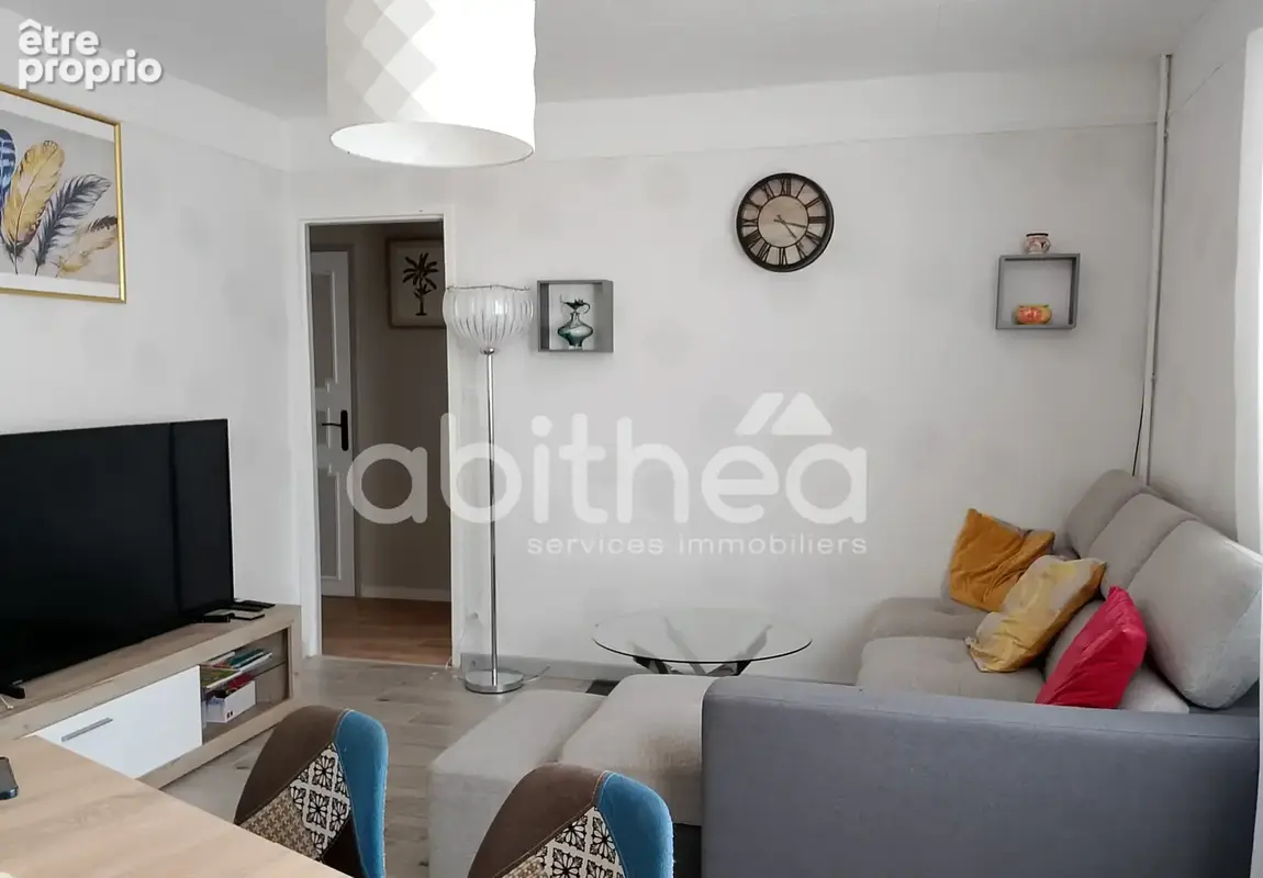 Maison de ville de 97 m2 au centre de  Roumazieres-Loubert 5 pièce(s) et terrain - photo 2