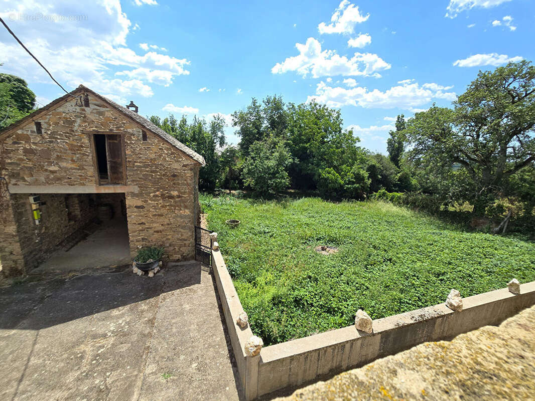 Corps de ferme avec maison, appartement et dépendances - Durenque - photo 2
