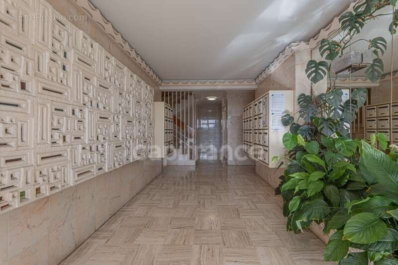 Appartement à SAINT-LAURENT-DU-VAR