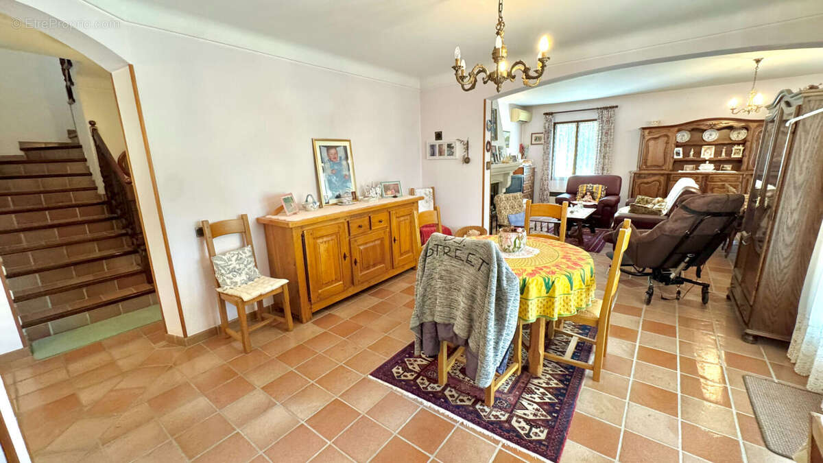 Maison à ENTRAIGUES-SUR-LA-SORGUE