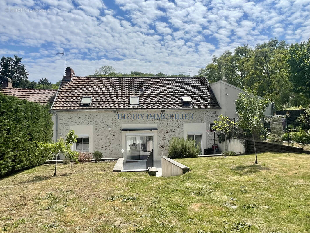 Maison à BAZOCHES-SUR-GUYONNE
