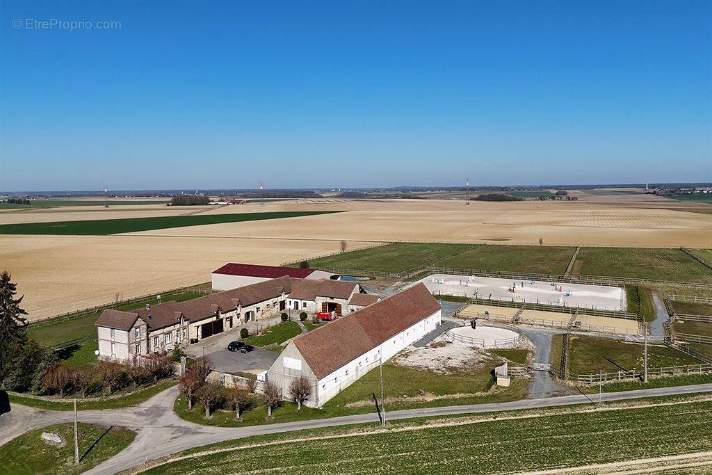 Maison à CLOS-FONTAINE