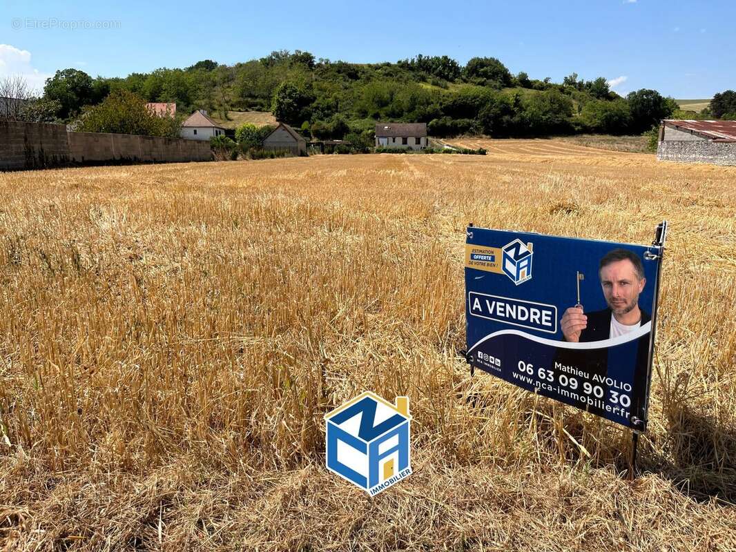 Terrain 1250 m² à Marcilly-Sur-Vienne  - photo 2