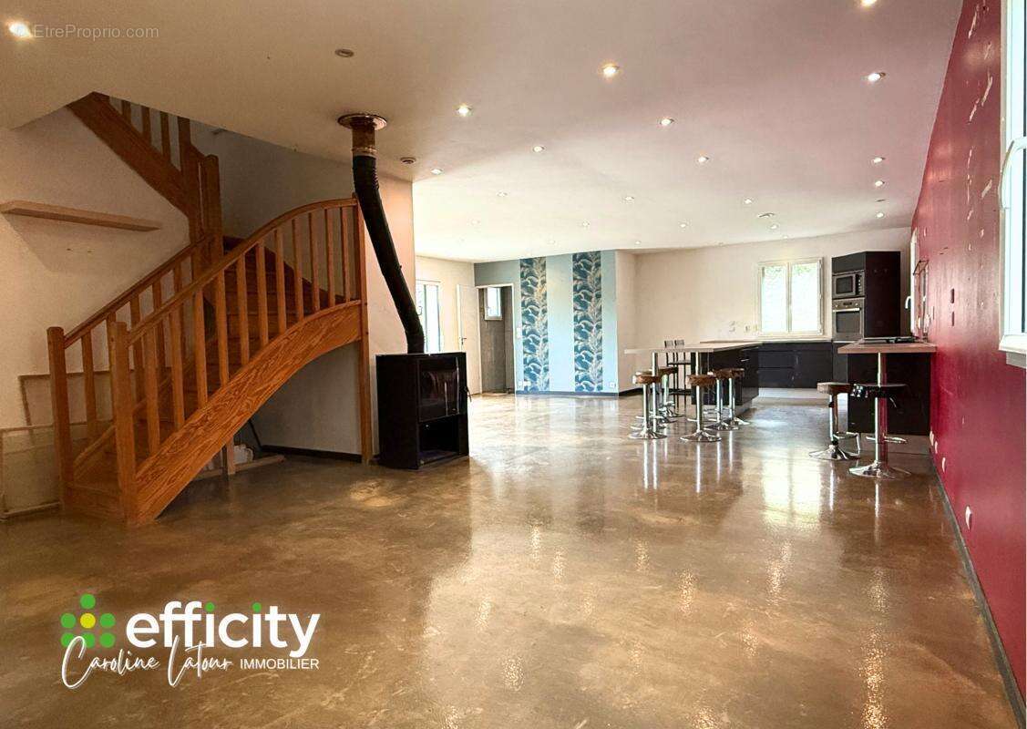 Maison à MARCILLY-LE-CHATEL