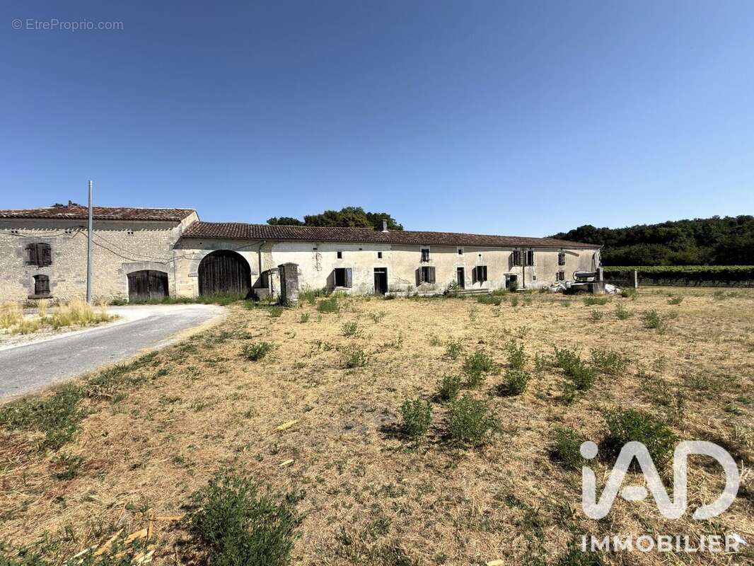 Maison 370 m² à Bouteville  - photo 3
