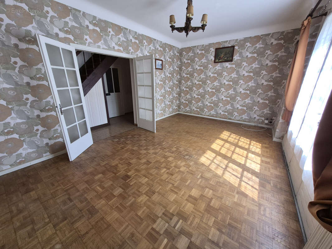 Maison avec dépendance et 2000 m2 terrain - photo 3