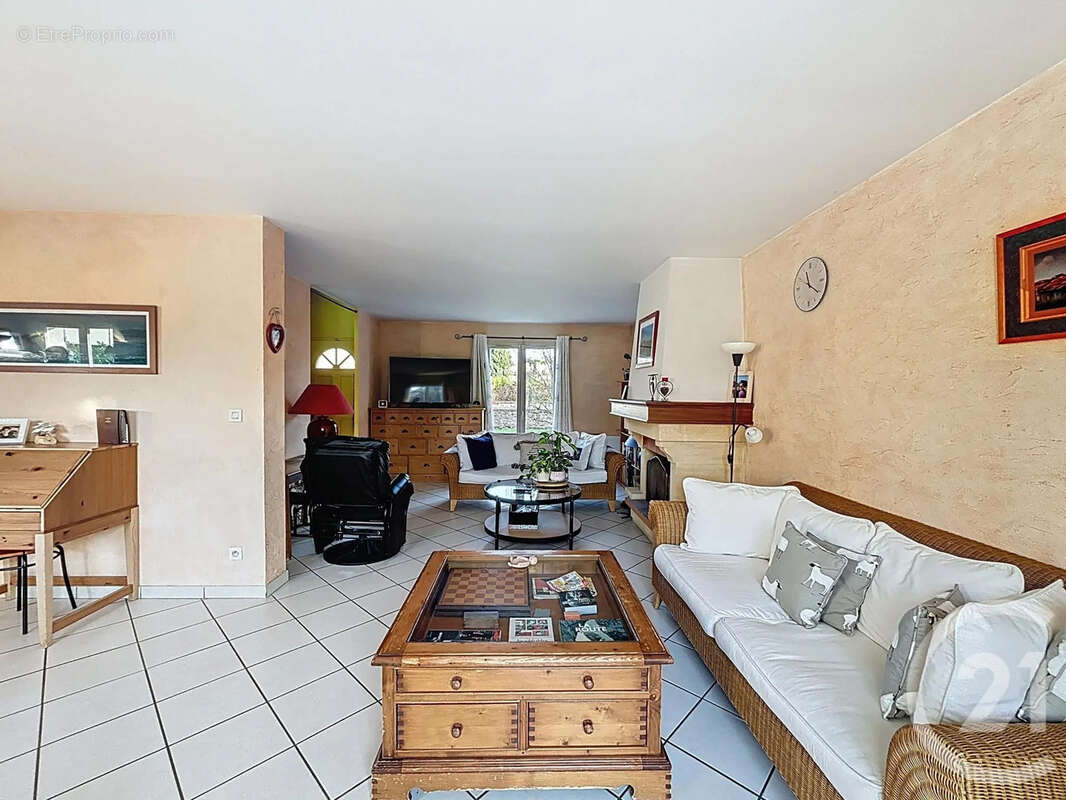 Maison à SAVIGNY-LE-TEMPLE