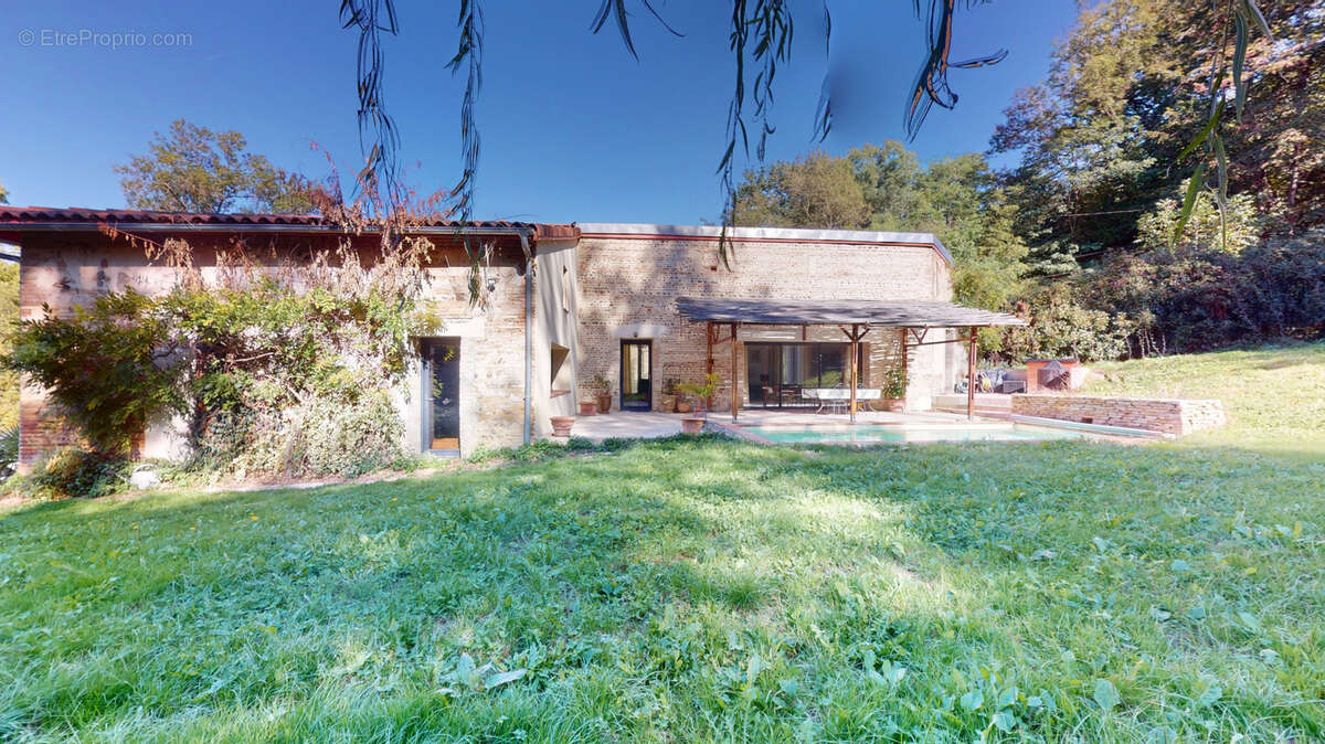 Maison à MONTAIGUT-SUR-SAVE