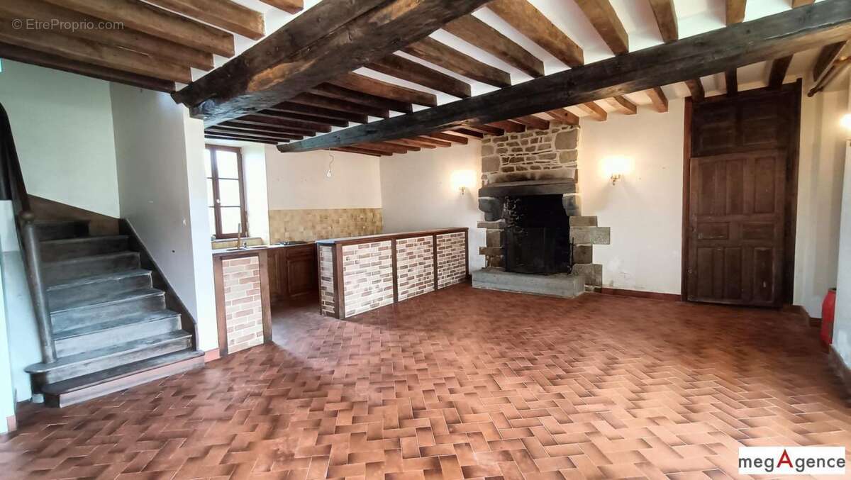 Maison à SAINT-CALAIS-DU-DESERT