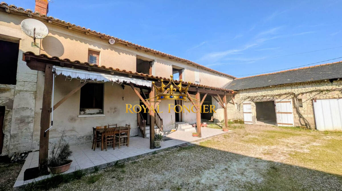 Corps de ferme de 88 m2 hab avec ses dépendances - Maison à SAINT-GENEST-D'AMBIERE