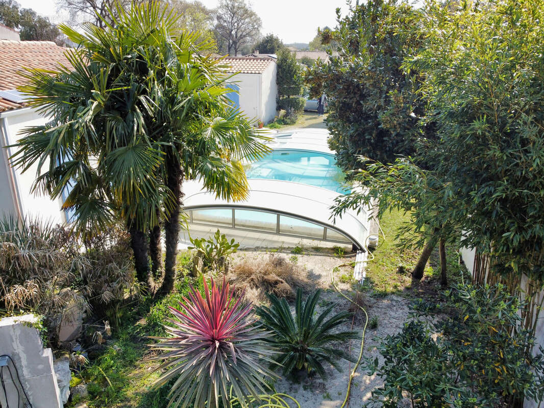 Élégante maison avec piscine et jardin paysager dans un environnement privilégié - photo 4