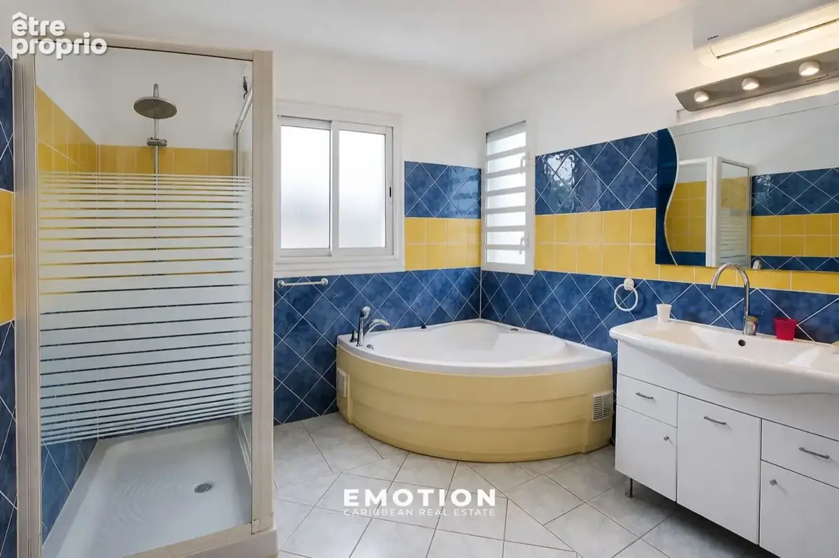 Villa T5 132 m2 + 46 m2 de terrasses extérieures, Piscine, Spa et Petite Vue Mer   Le Gosier (Mare-Gaillard / - photo 5