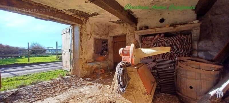 Entre Charolles, La Clayette et Paray le Monial, ancien corps de ferme en pierres, à rénover, sur parcelle de terrain de 900 m²  - photo 6